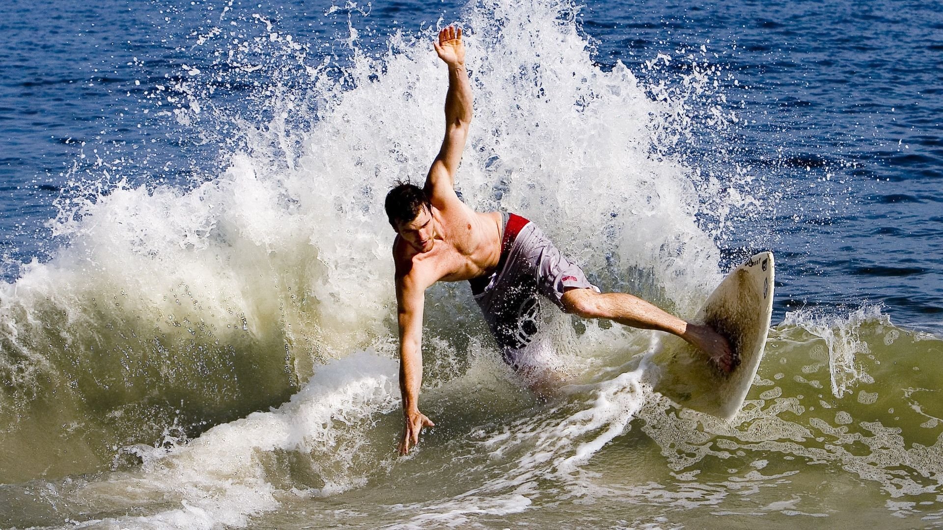 纳达尔鏖战五盘惊险晋级 法网14冠王展现不屈斗志