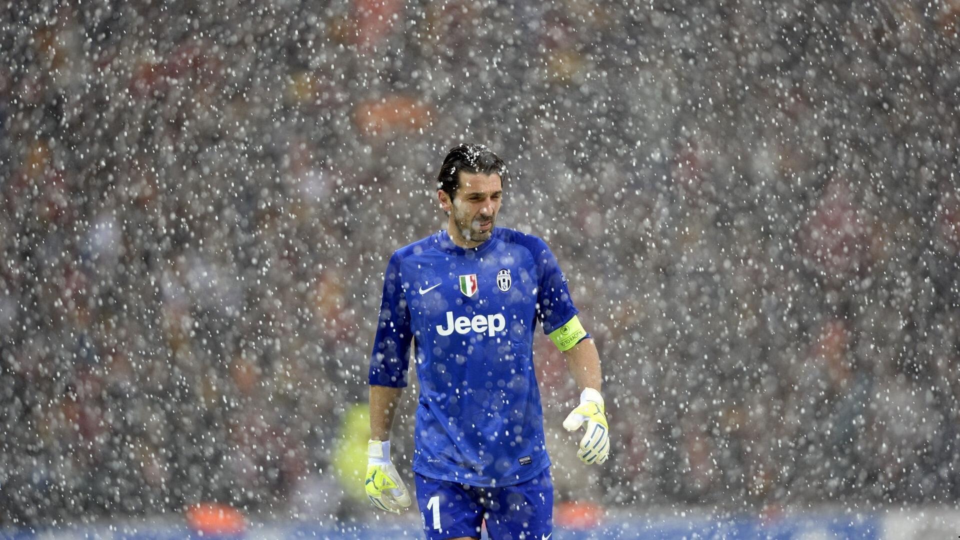 欧冠之夜伯纳乌惊现巨幅请愿 皇马拥趸齐声呐喊,今年唯求夺冠!